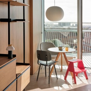 Silla Revolt de material reciclado ideal para espacios interiores de Hay.