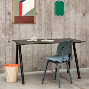 Silla Revolt de material reciclado ideal para espacios interiores de Hay.