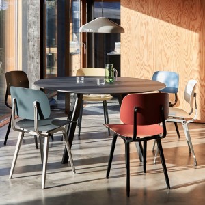 Silla Revolt de material reciclado ideal para espacios interiores de Hay.