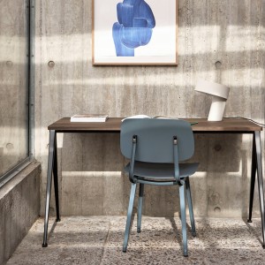 Silla Revolt de material reciclado ideal para espacios interiores de Hay.
