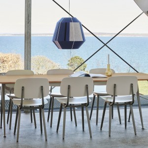 Silla Revolt de material reciclado ideal para espacios interiores de Hay.