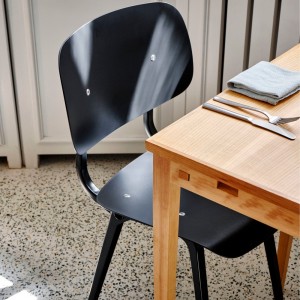 Silla Revolt de material reciclado ideal para espacios interiores de Hay.
