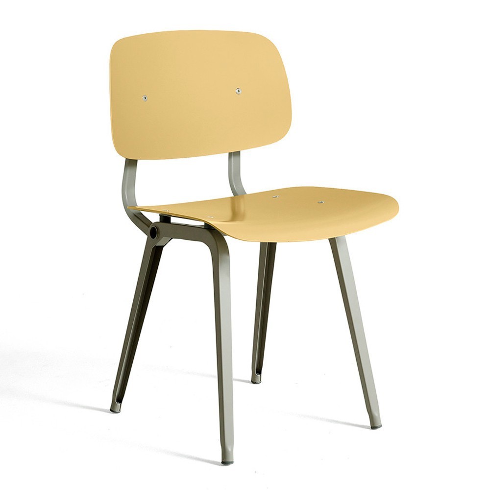 Silla Revolt de material reciclado ideal para espacios interiores de Hay.