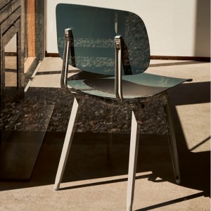 Silla Revolt de material reciclado ideal para espacios interiores de Hay.