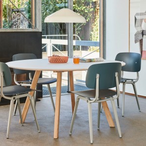 Silla Revolt de material reciclado ideal para espacios interiores de Hay.