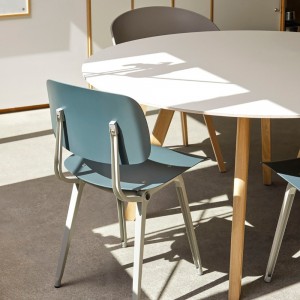 Silla Revolt de material reciclado ideal para espacios interiores de Hay.