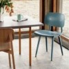 Silla Revolt de material reciclado ideal para espacios interiores de Hay.
