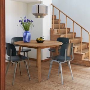 Silla Revolt de material reciclado ideal para espacios interiores de Hay.