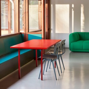 Silla Revolt de material reciclado ideal para espacios interiores de Hay.