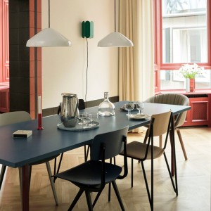 Silla Result Chair de madera con patas de acero de HAY ideal para espacios interiores.