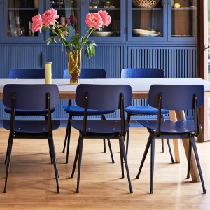 Silla Result Chair de madera con patas de acero de HAY ideal para espacios interiores.
