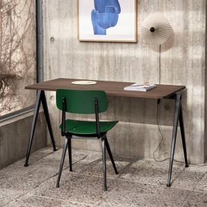 Silla Result Chair de madera con patas de acero de HAY ideal para espacios interiores.