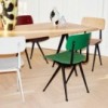 Silla Result Chair de madera con patas de acero de HAY ideal para espacios interiores.