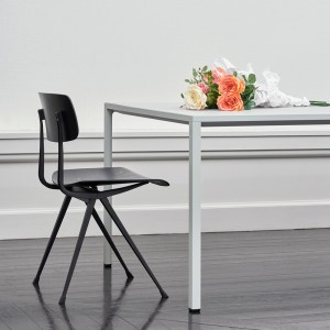 Silla Result Chair de madera con patas de acero de HAY ideal para espacios interiores.