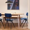 Silla Result Chair de madera con patas de acero de HAY ideal para espacios interiores.