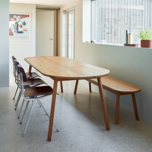 Silla Result Chair de madera con patas de acero de HAY ideal para espacios interiores.