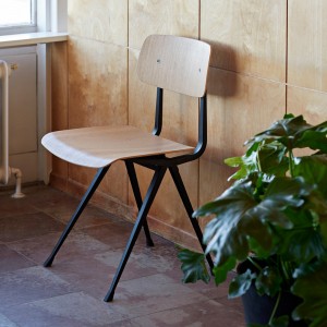 Silla Result Chair de madera con patas de acero de HAY ideal para espacios interiores.