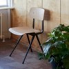 Silla Result Chair de madera con patas de acero de HAY ideal para espacios interiores.