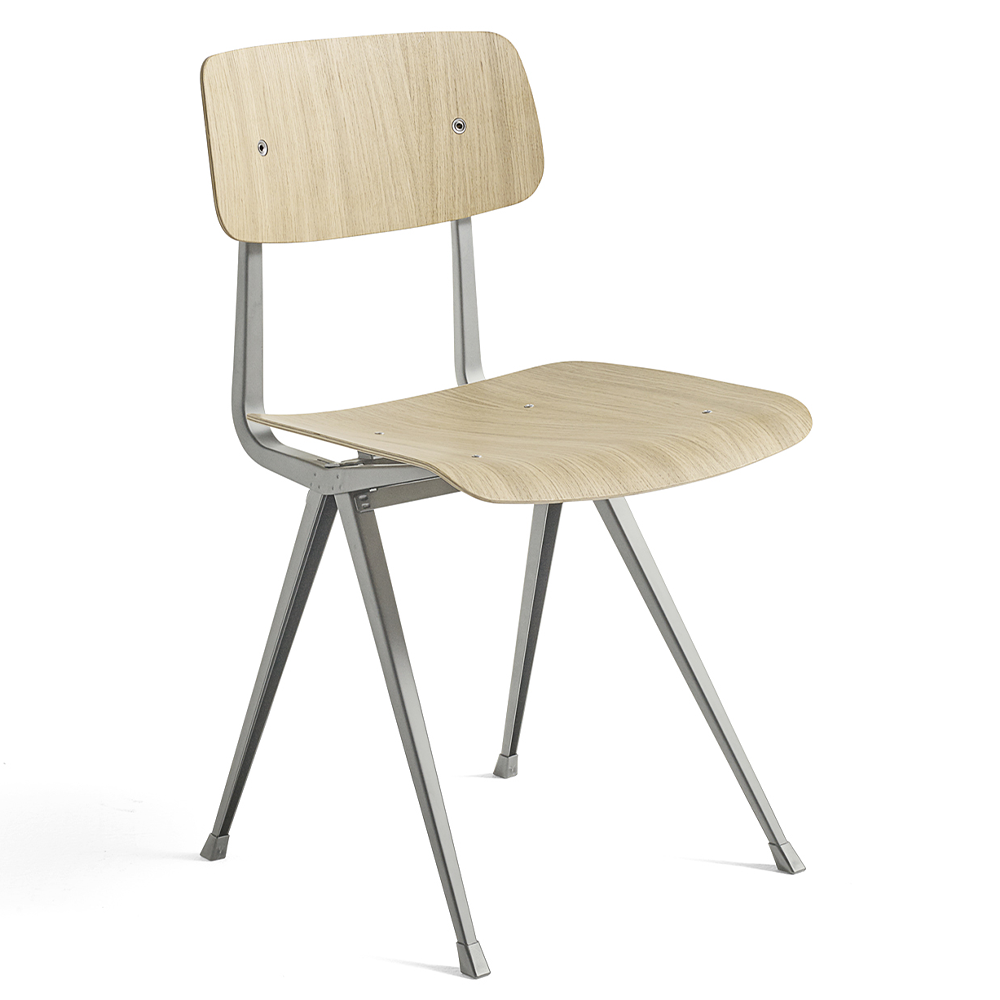 Silla Result Chair de madera con patas de acero de HAY ideal para espacios interiores.