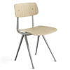 Silla Result Chair de madera con patas de acero de HAY ideal para espacios interiores.