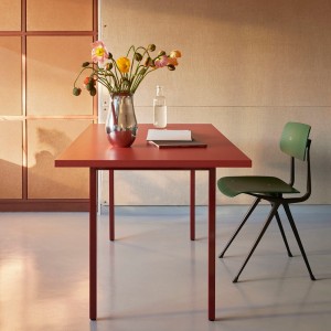 Silla Result Chair de madera con patas de acero de HAY ideal para espacios interiores.