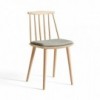 Silla de madera J77 de Hay para comedor.