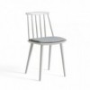Silla de madera J77 de Hay para comedor.