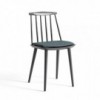 Silla de madera J77 de Hay para comedor.