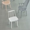 Silla de madera J77 de Hay para comedor.