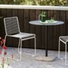 Silla Hee de Hay ideal para espacios exteriores modernos.