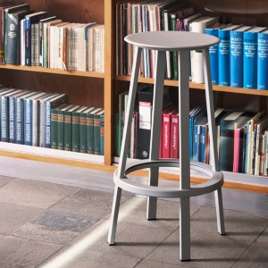 Taburete bar Revolver giratorio de aluminio y acero para cafés y restaurantes.