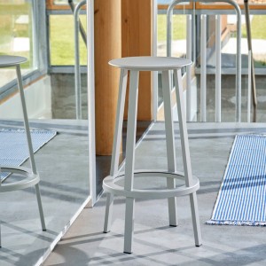 Taburete bar Revolver giratorio de aluminio y acero para cafés y restaurantes.