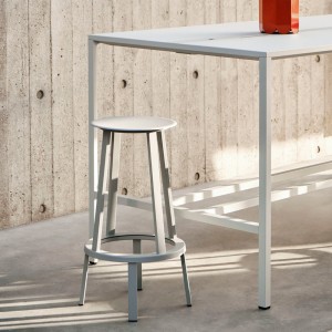 Taburete bar Revolver giratorio de aluminio y acero para cafés y restaurantes.