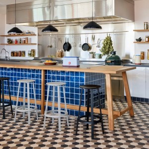 Taburete bar Revolver giratorio de aluminio y acero para cafés y restaurantes.