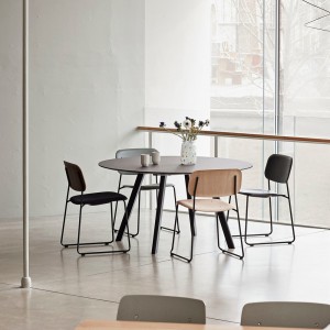 Silla Soft Edge 55 asiento Tapizado de Hay tapizada y polipropileno de gran diseño moderno para espacios interiores.