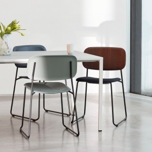 Silla con asiento tapizado Soft Edge 50 de roble con estructura de acero de gran diseño moderno para espacios interiores