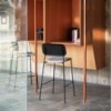 Taburete Soft Edge 90 tapizado para espacios interiores. Diseño de Hay.