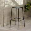 Taburete Soft Edge 85 de polipropileno de Hay para cafés y restaurantes.