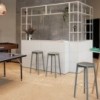 Taburete Soft Edge 82 de madera con reposapiés de Hay para cafés y restaurantes.