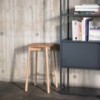 Taburete Soft Edge 82 de madera con reposapiés de Hay para cafés y restaurantes.