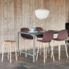 Taburete Soft Edge 82 de madera con reposapiés de Hay para cafés y restaurantes.