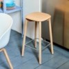 Taburete Soft Edge 82 de madera con reposapiés de Hay para cafés y restaurantes.