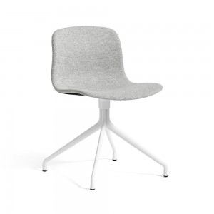 Silla AAC 11 tapizada y de aluminio de Hay ideal para espacios modernos.