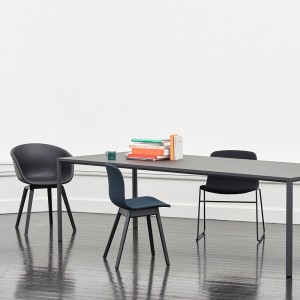 Silla AAC 13 tapizada de Hay, estilo nórdico y asiento tapizado para comedor.