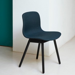 Silla AAC 13 tapizada de Hay, estilo nórdico y asiento tapizado para comedor.