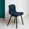 Silla AAC 13 tapizada de Hay, estilo nórdico y asiento tapizado para comedor.