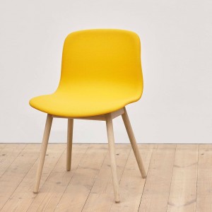 Silla AAC 13 tapizada de Hay, estilo nórdico y asiento tapizado para comedor.