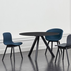 Silla AAC 13 tapizada de Hay, estilo nórdico y asiento tapizado para comedor.