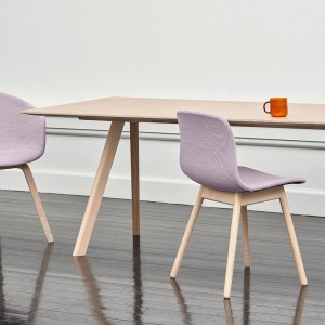 Silla AAC 13 tapizada de Hay, estilo nórdico y asiento tapizado para comedor.