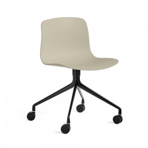 Silla AAC 14 de aluminio y polipropileno de Hay ideal para espacios modernos.